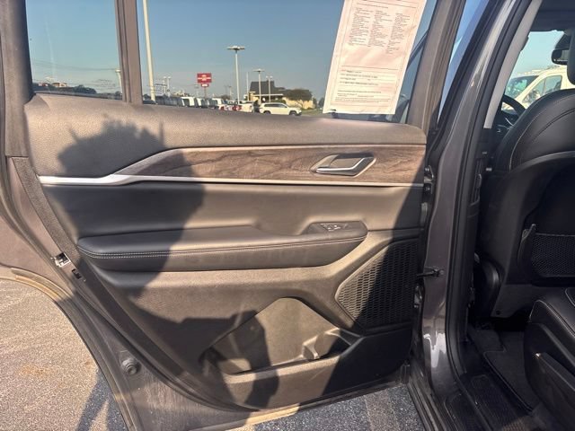 Used 2023 Jeep Grand Cherokee L Limited w/ Trailer Tow Group (B) AWD/4WD image 17