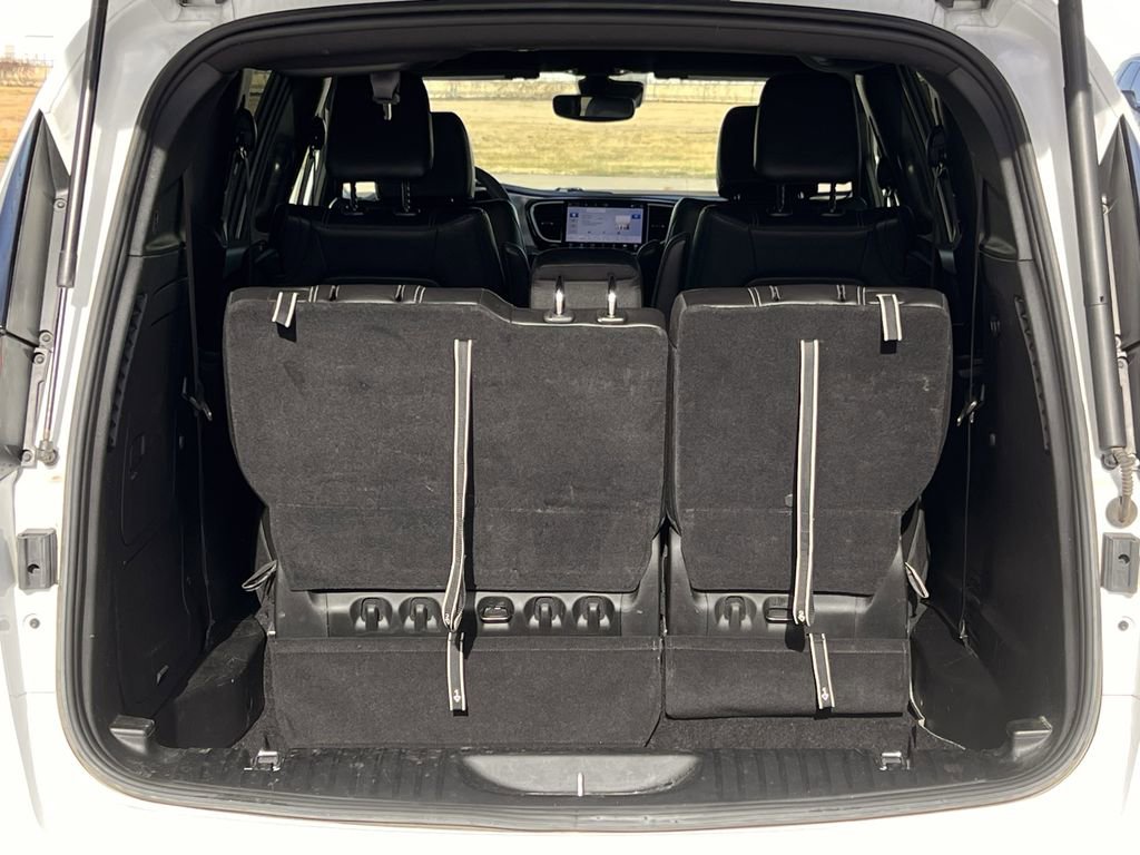 Used 2024 Chrysler Pacifica Select image 37