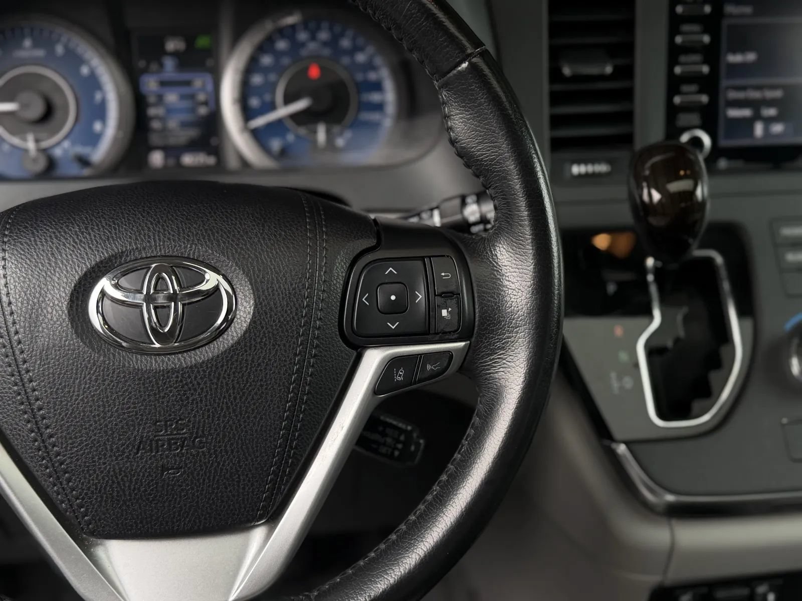 Used 2019 Toyota Sienna XLE w/ XLE Navigation Package FWD image 27
