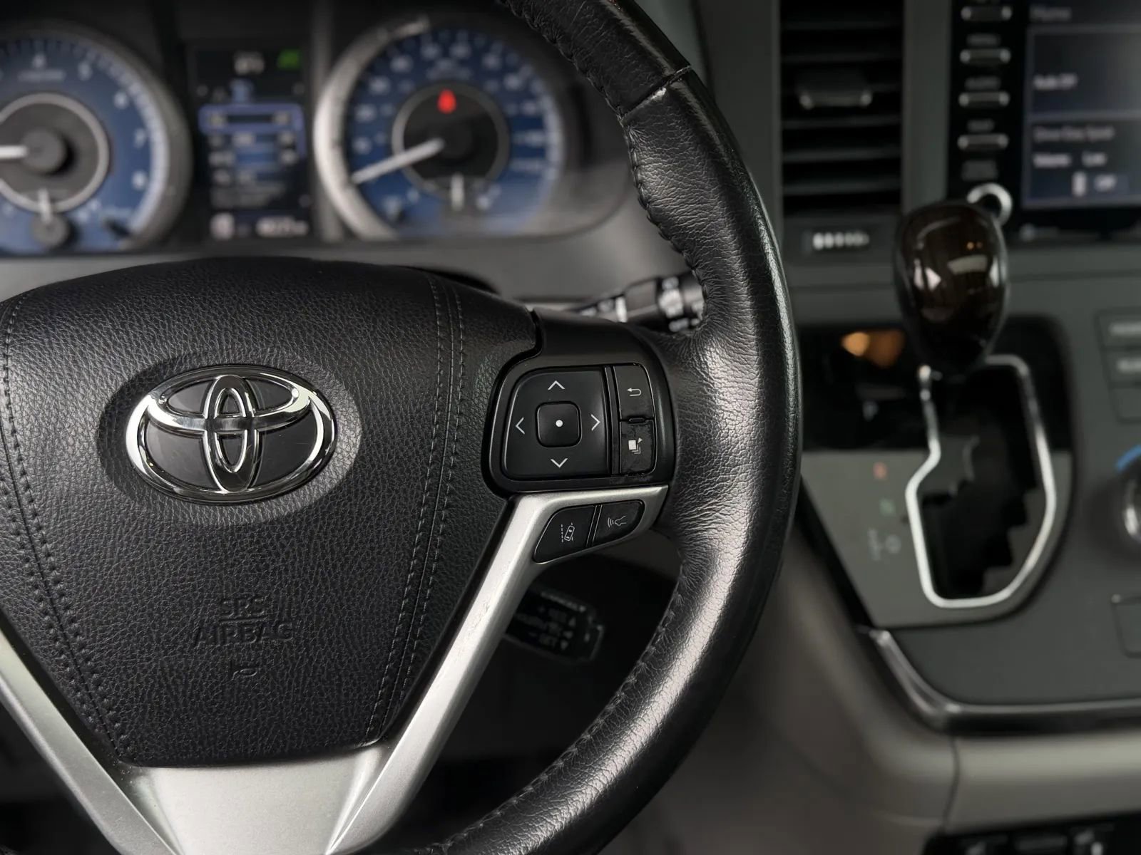 Used 2019 Toyota Sienna XLE w/ XLE Navigation Package FWD image 27