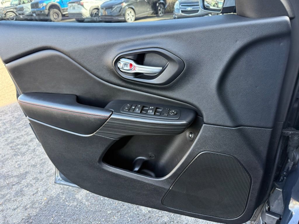 Used 2016 Jeep Cherokee Trailhawk w/ Comfort/Convenience Group image 28