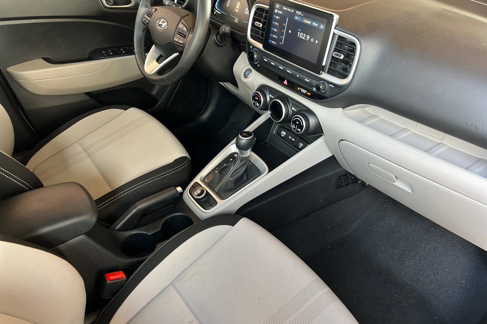 Used 2025 Hyundai Venue SEL image 21