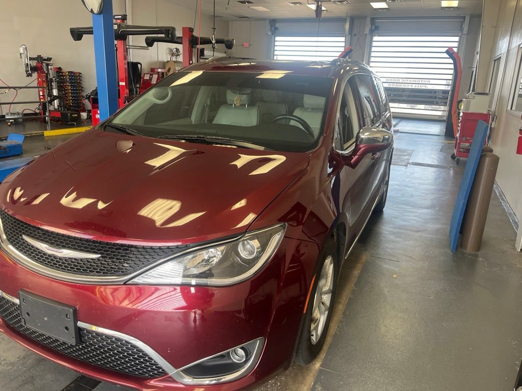 Used 2020 Chrysler Pacifica Limited FWD image 2