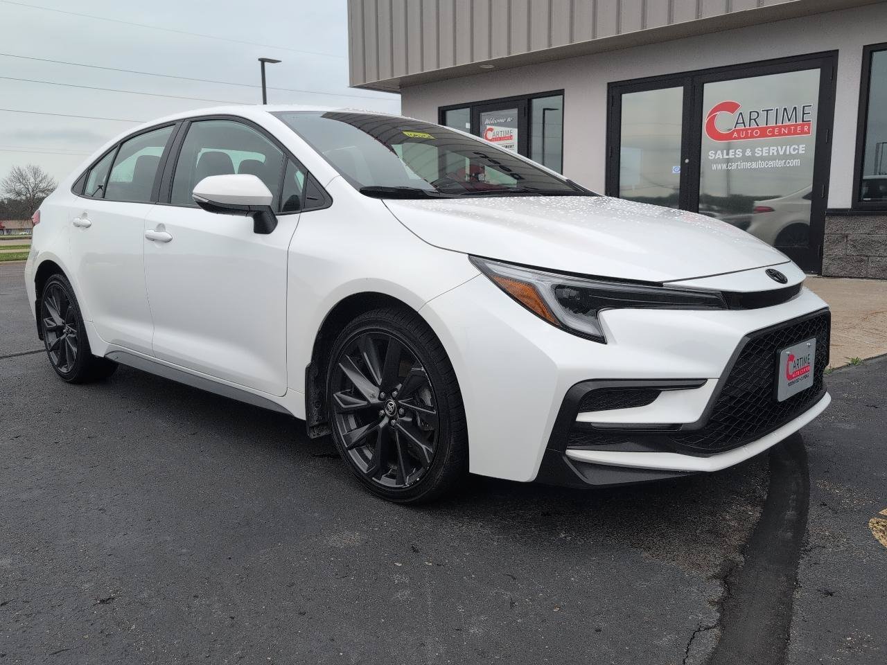 Used 2024 Toyota Corolla SE FWD image 2