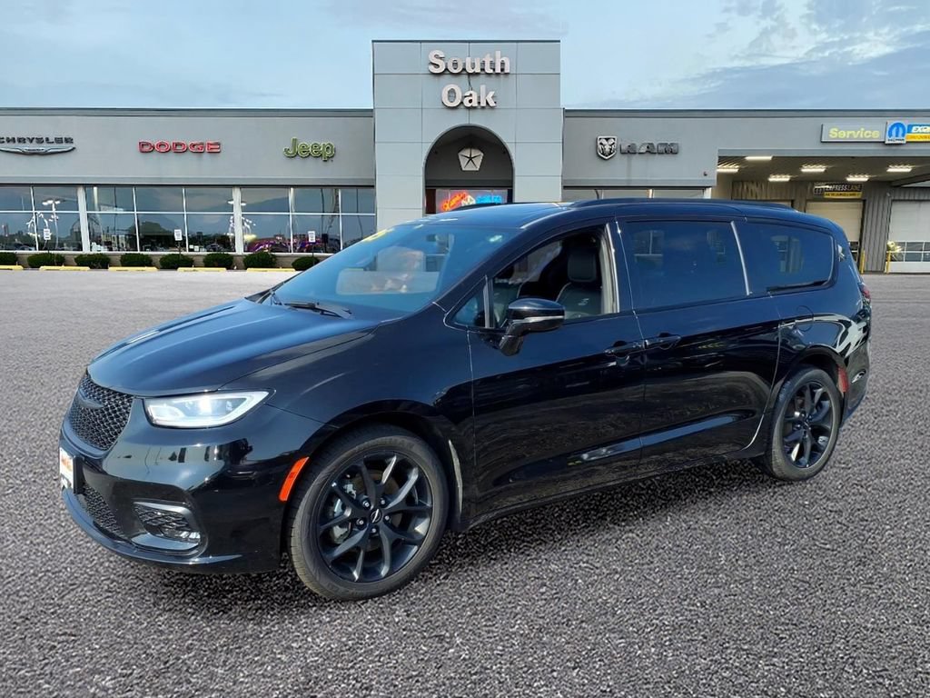 Certified 2025 Chrysler Pacifica Limited FWD image 4