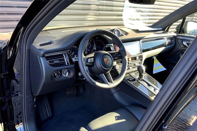 Certified 2026 Porsche Macan AWD/4WD image 4