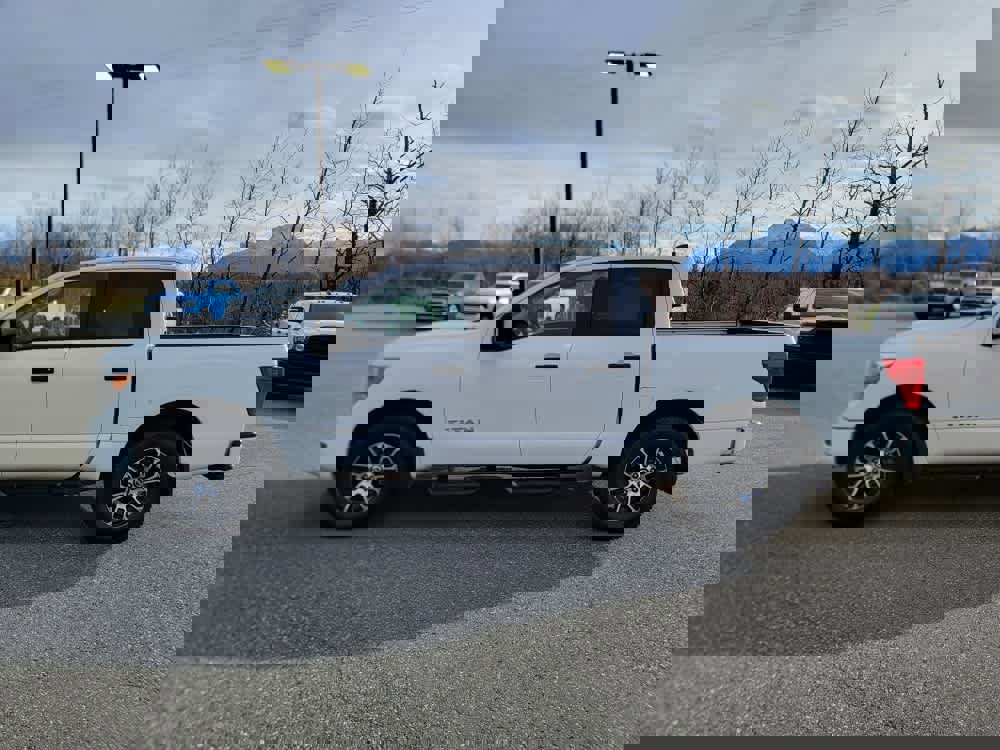 Used 2022 Nissan Titan SV w/ SV Convenience Package image 2