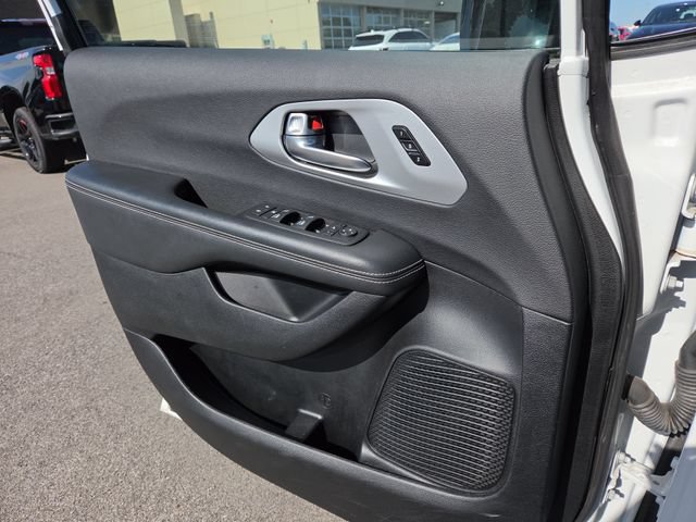 Used 2025 Chrysler Pacifica Limited FWD image 22
