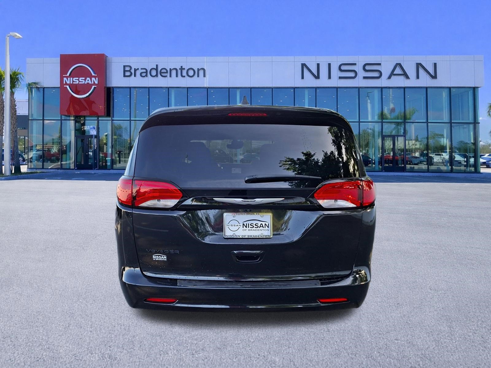 Used 2024 Chrysler Voyager LX image 6