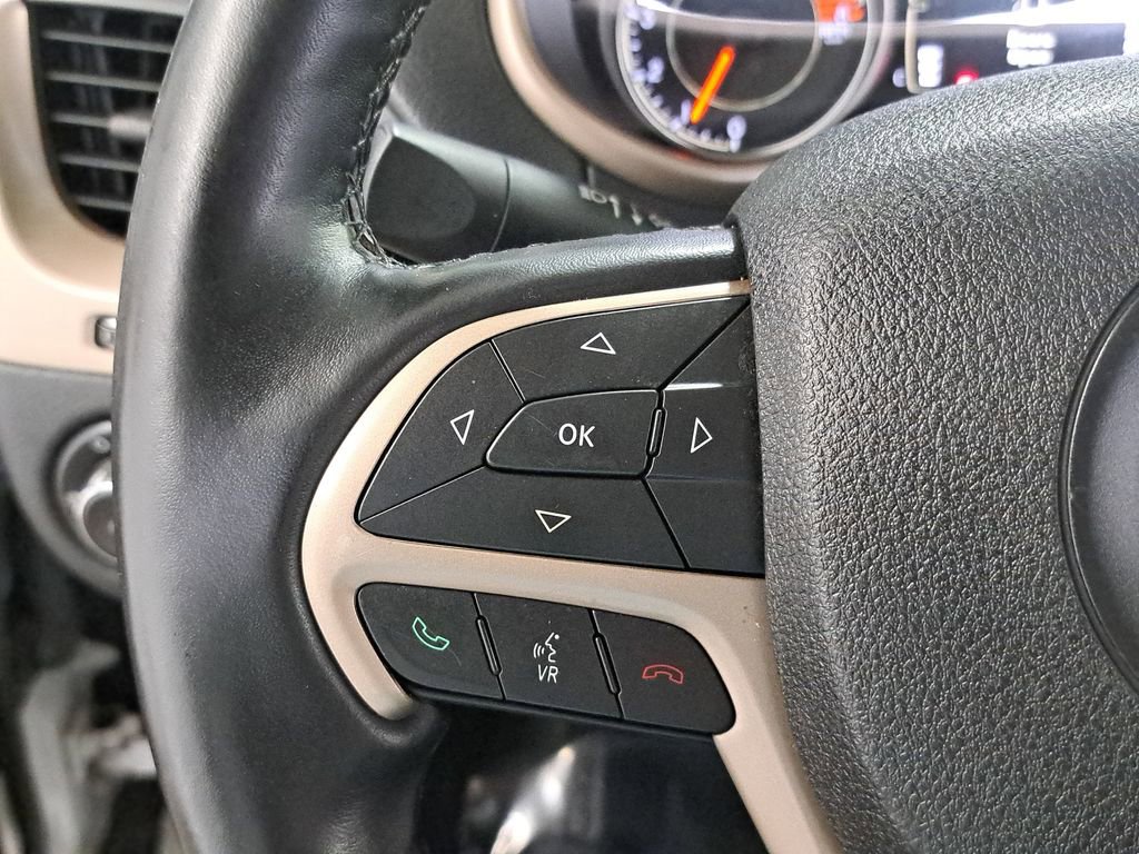 Used 2016 Jeep Cherokee Latitude w/ Cold Weather Group AWD/4WD image 17