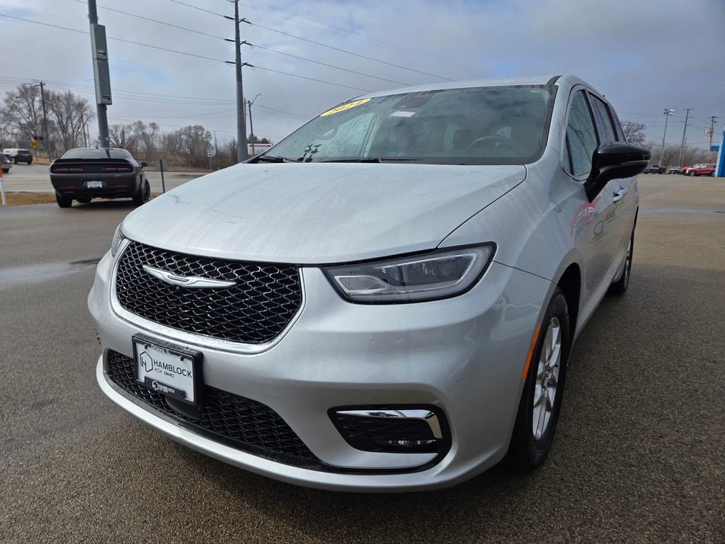 Used 2024 Chrysler Pacifica Touring-L FWD image 4