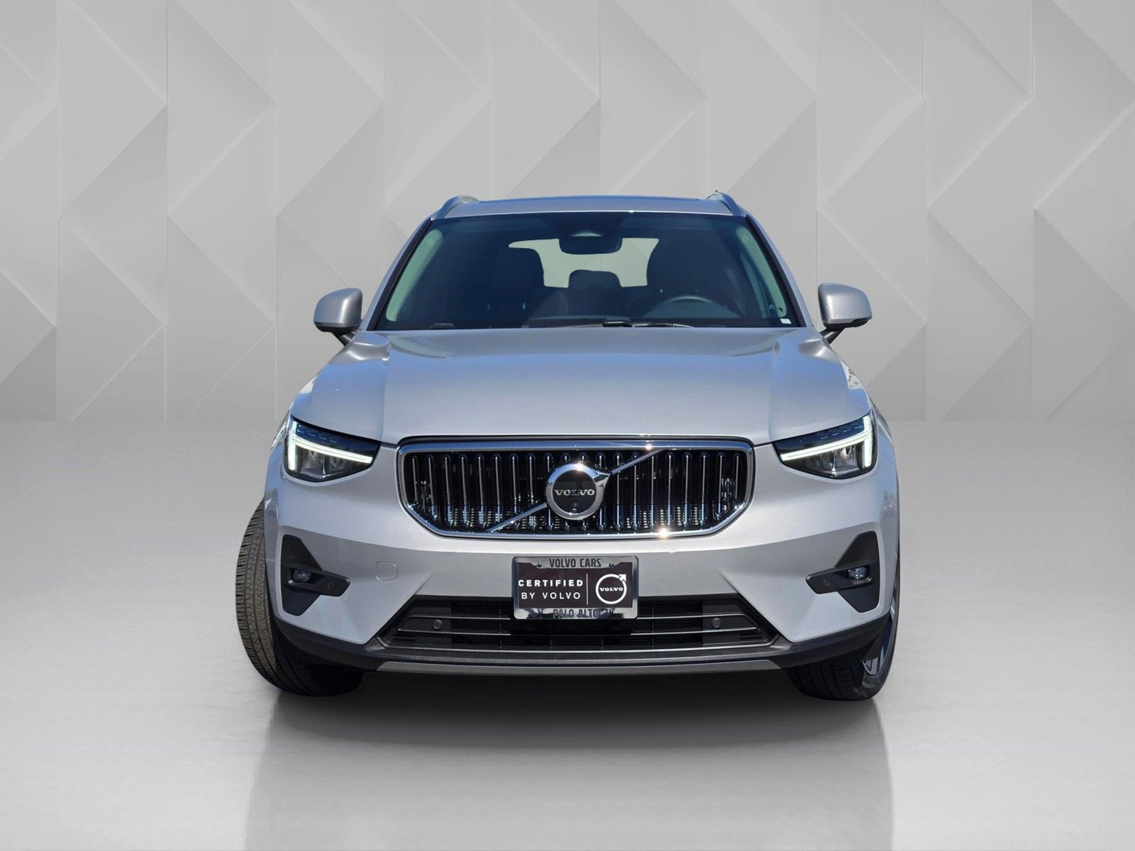 Used 2025 Volvo XC40 B5 Plus image 2