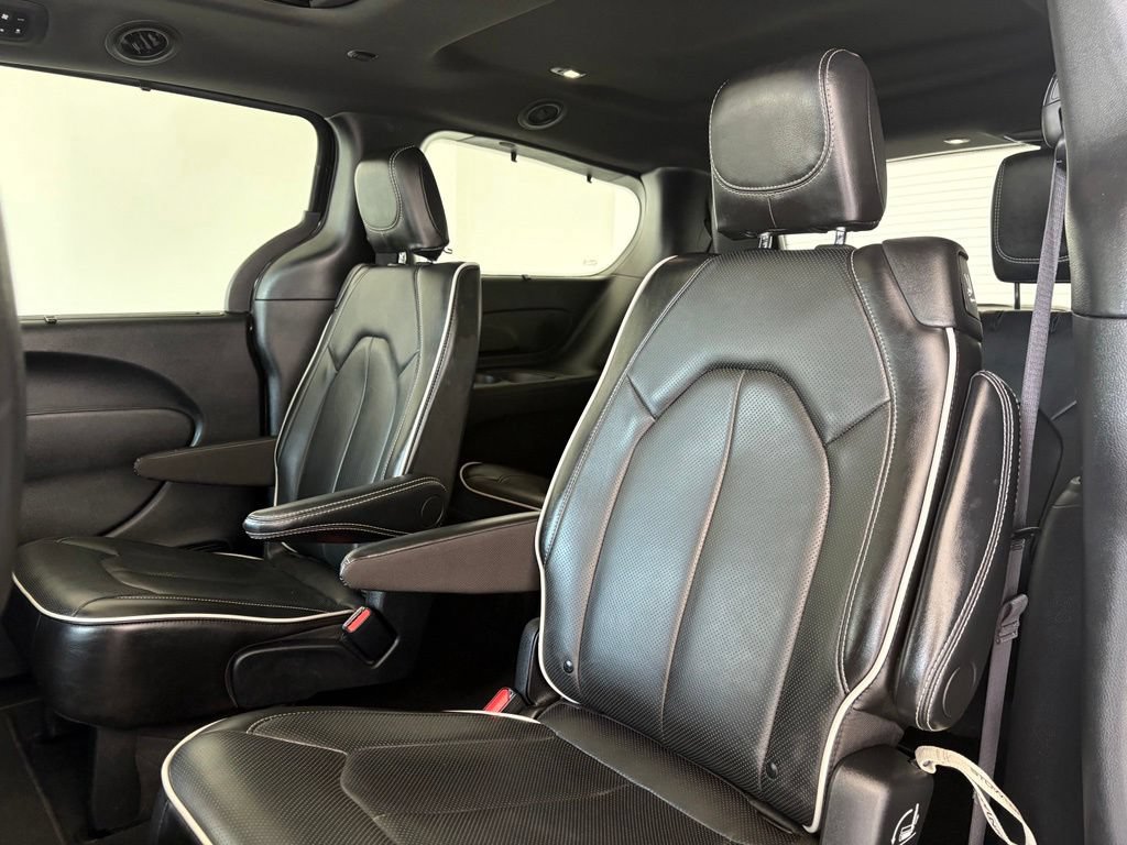 Used 2025 Chrysler Pacifica Limited FWD image 35