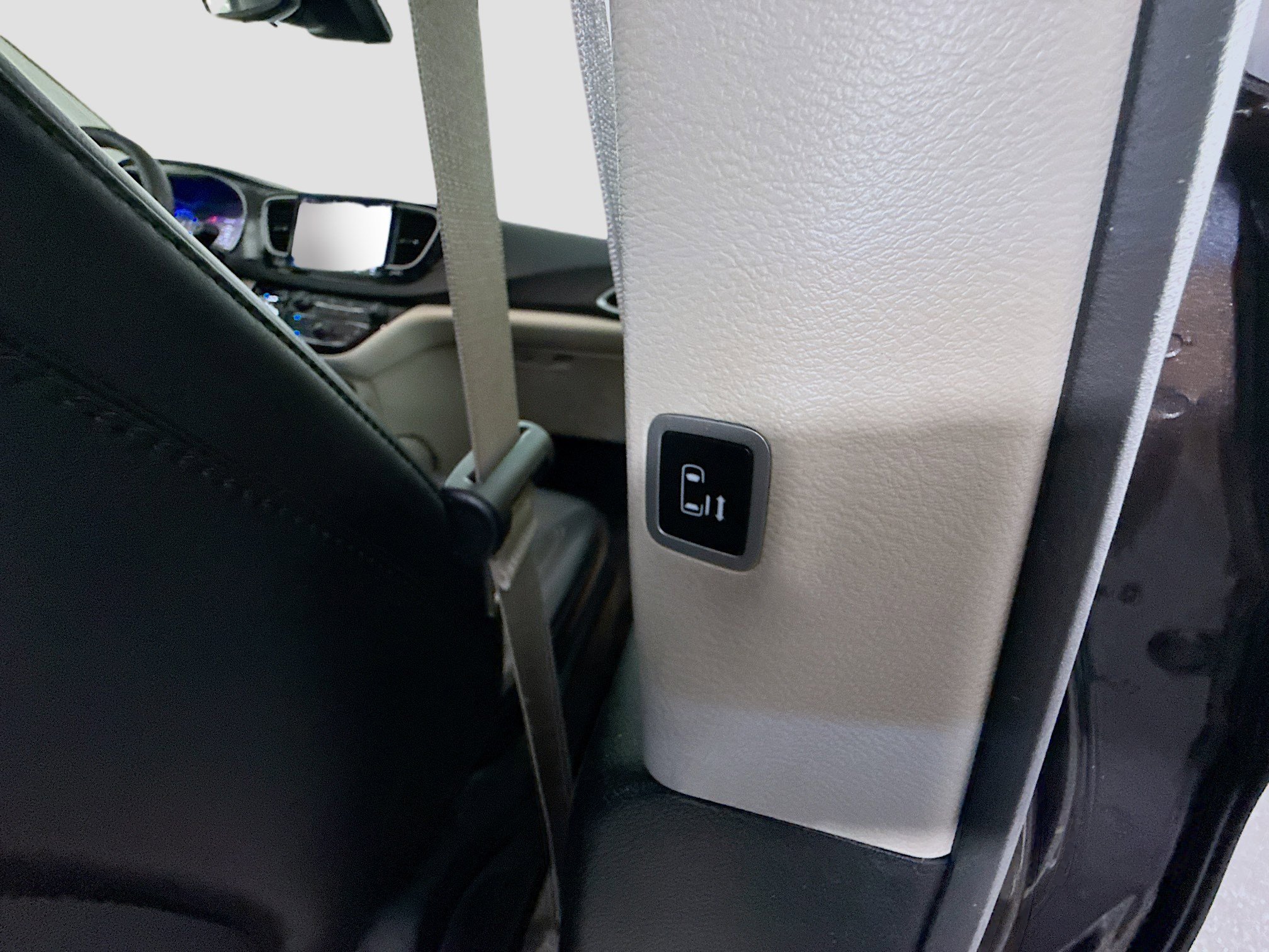 Used 2023 Chrysler Pacifica Touring-L image 39