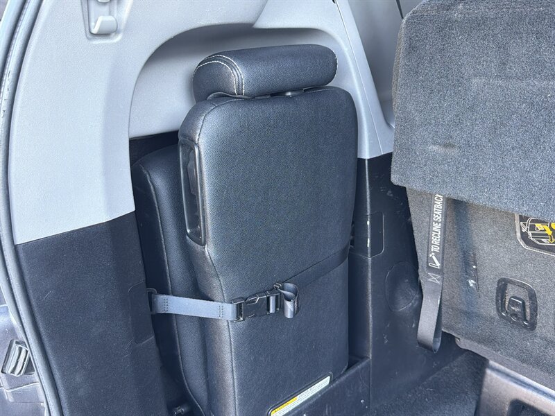 Used 2016 Toyota Sienna SE Premium FWD image 21