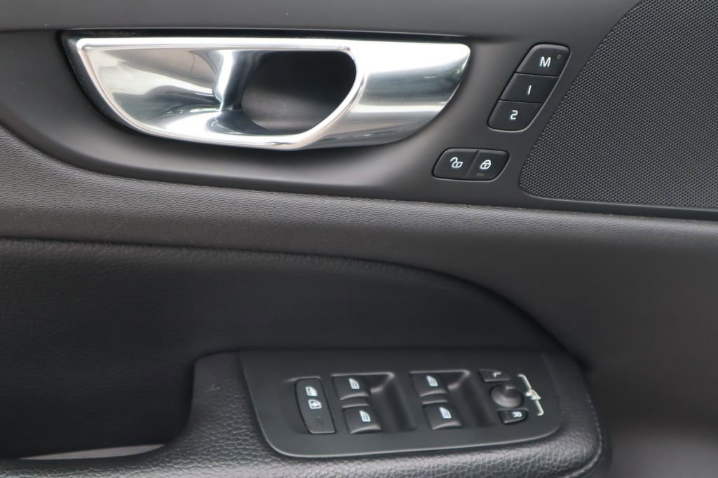 Used 2021 Volvo V60 T5 Cross Country image 22