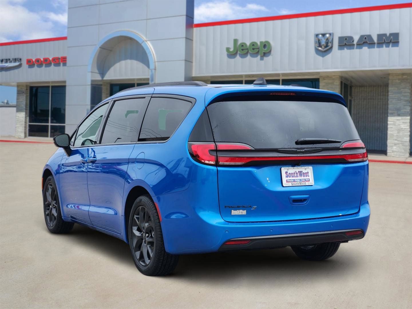 New 2026 Chrysler Pacifica Select w/ S Appearance Package FWD image 4