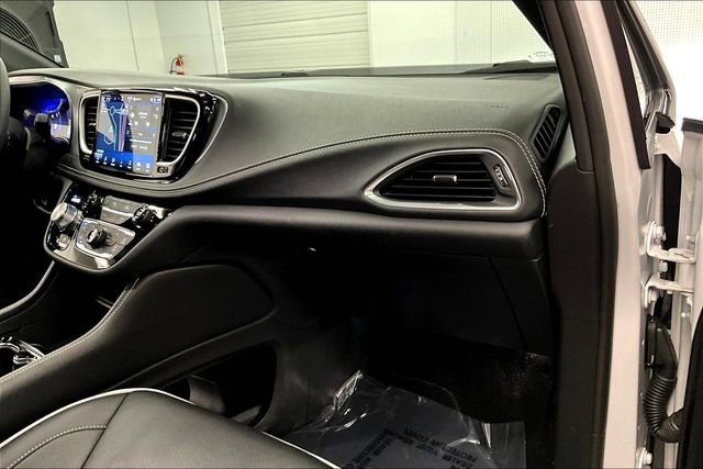 Used 2025 Chrysler Pacifica Limited image 19