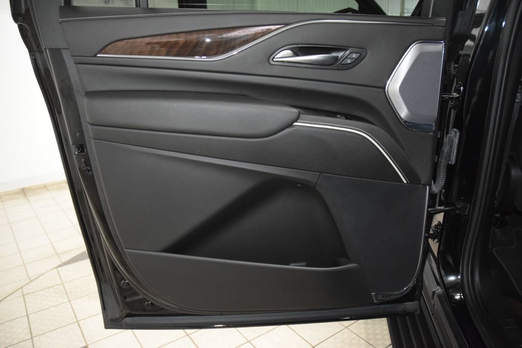 Used 2024 Cadillac Escalade ESV Premium Luxury Platinum AWD/4WD image 39