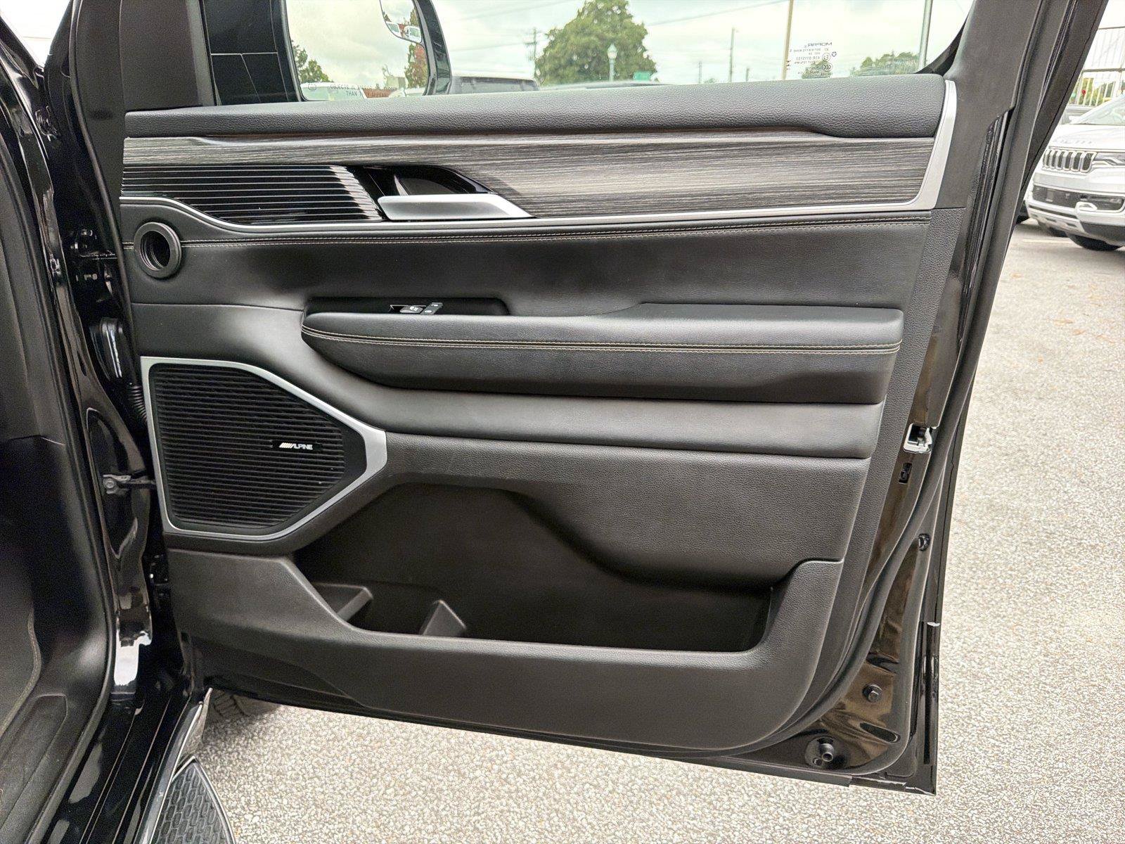 Used 2024 Jeep Wagoneer Series II w/ Flexible Seating Group RWD image 13