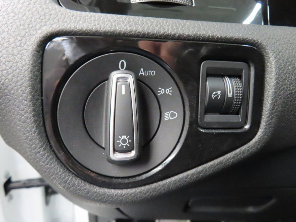 Used 2016 Volkswagen Golf R 4-Door image 40