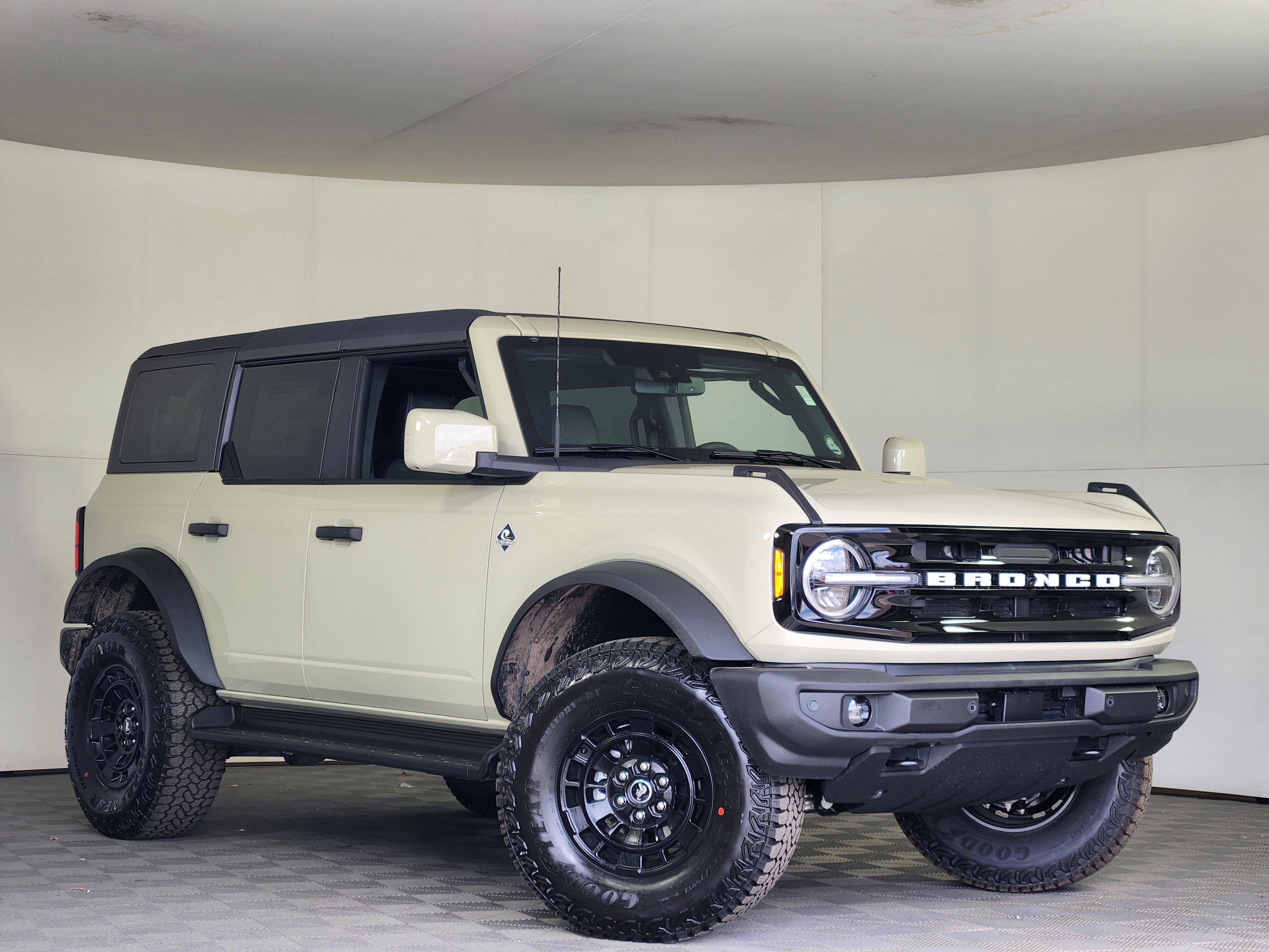 New 2026 Ford Bronco Outer Banks w/ Sasquatch Package image 1