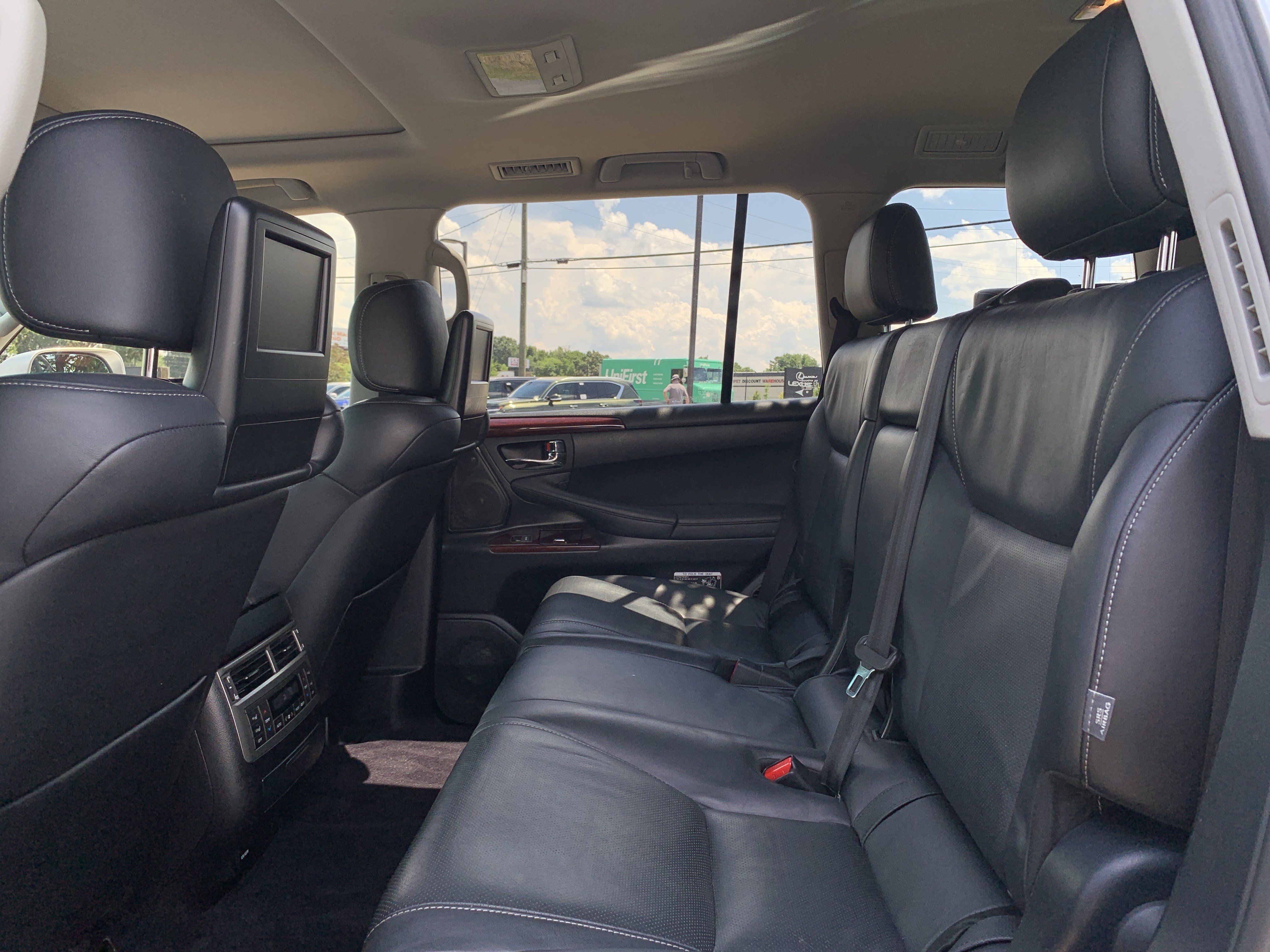 Used 2015 Lexus LX 570 4WD w/ Luxury Package image 32