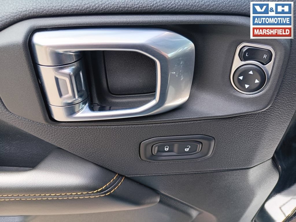 Used 2025 Jeep Wrangler Unlimited Sahara AWD/4WD image 14