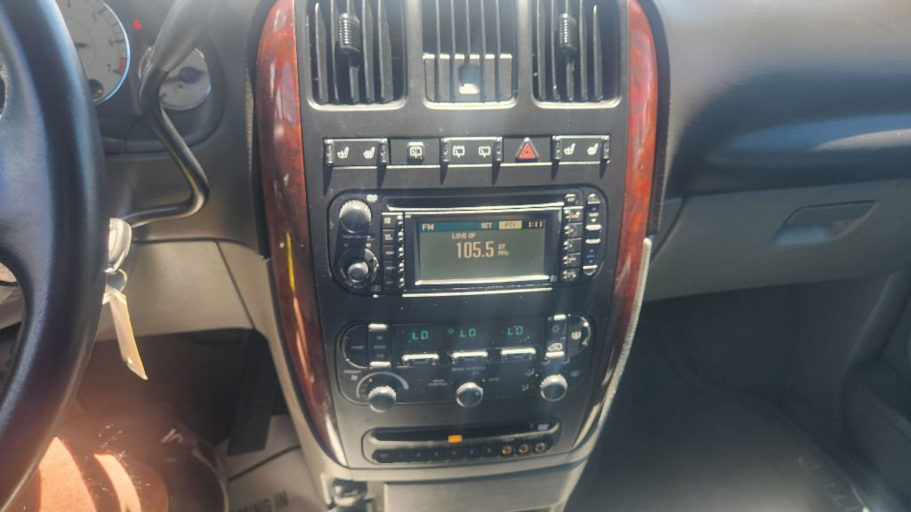 Used 2004 Chrysler Town & Country Limited FWD image 19