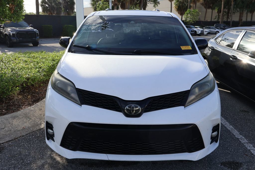 Used 2020 Toyota Sienna SE w/ Nightshade Edition FWD image 5