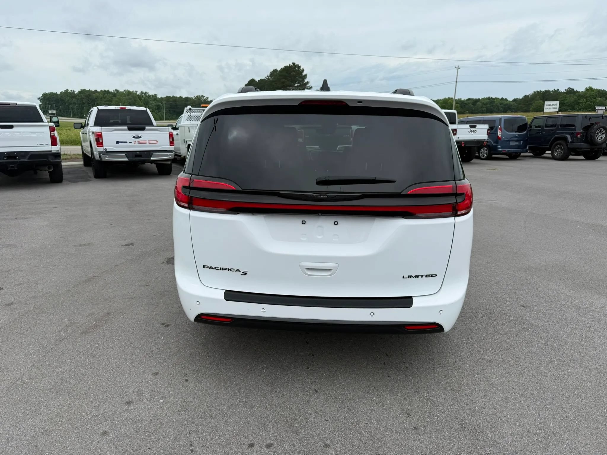 Used 2025 Chrysler Pacifica Limited FWD image 5