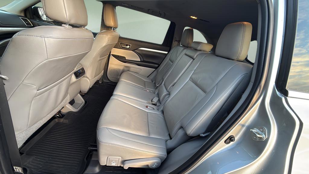 Used 2019 Toyota Highlander XLE image 12