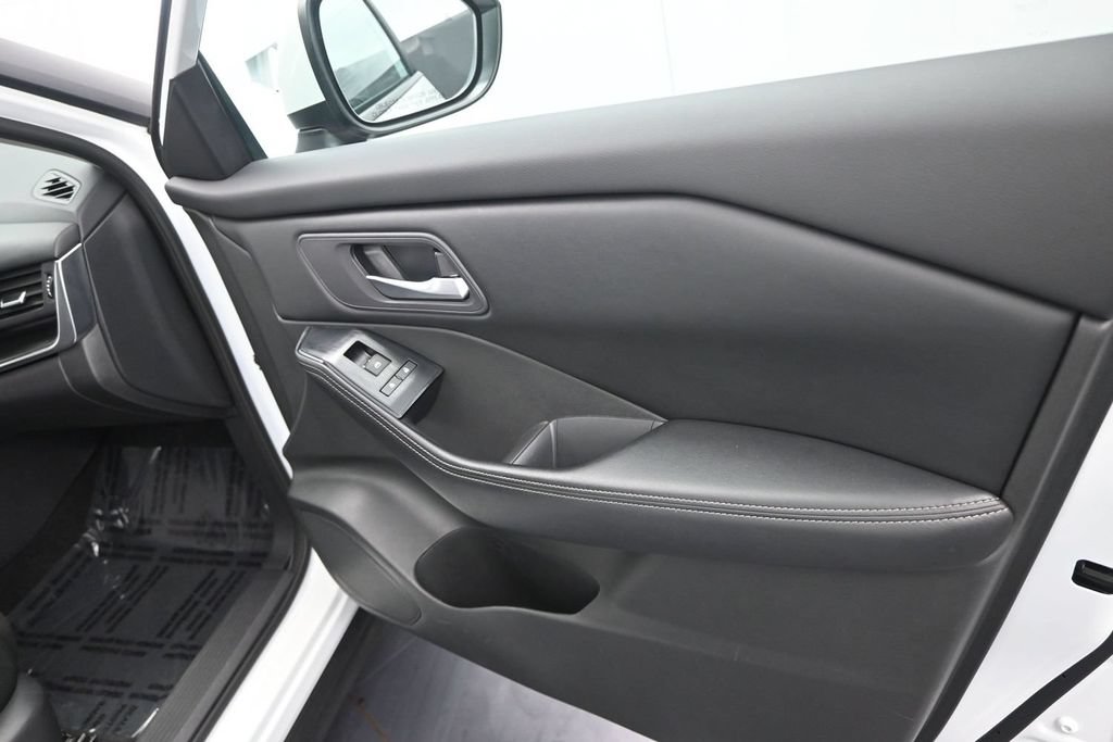 Used 2024 Nissan Rogue SV AWD/4WD image 21