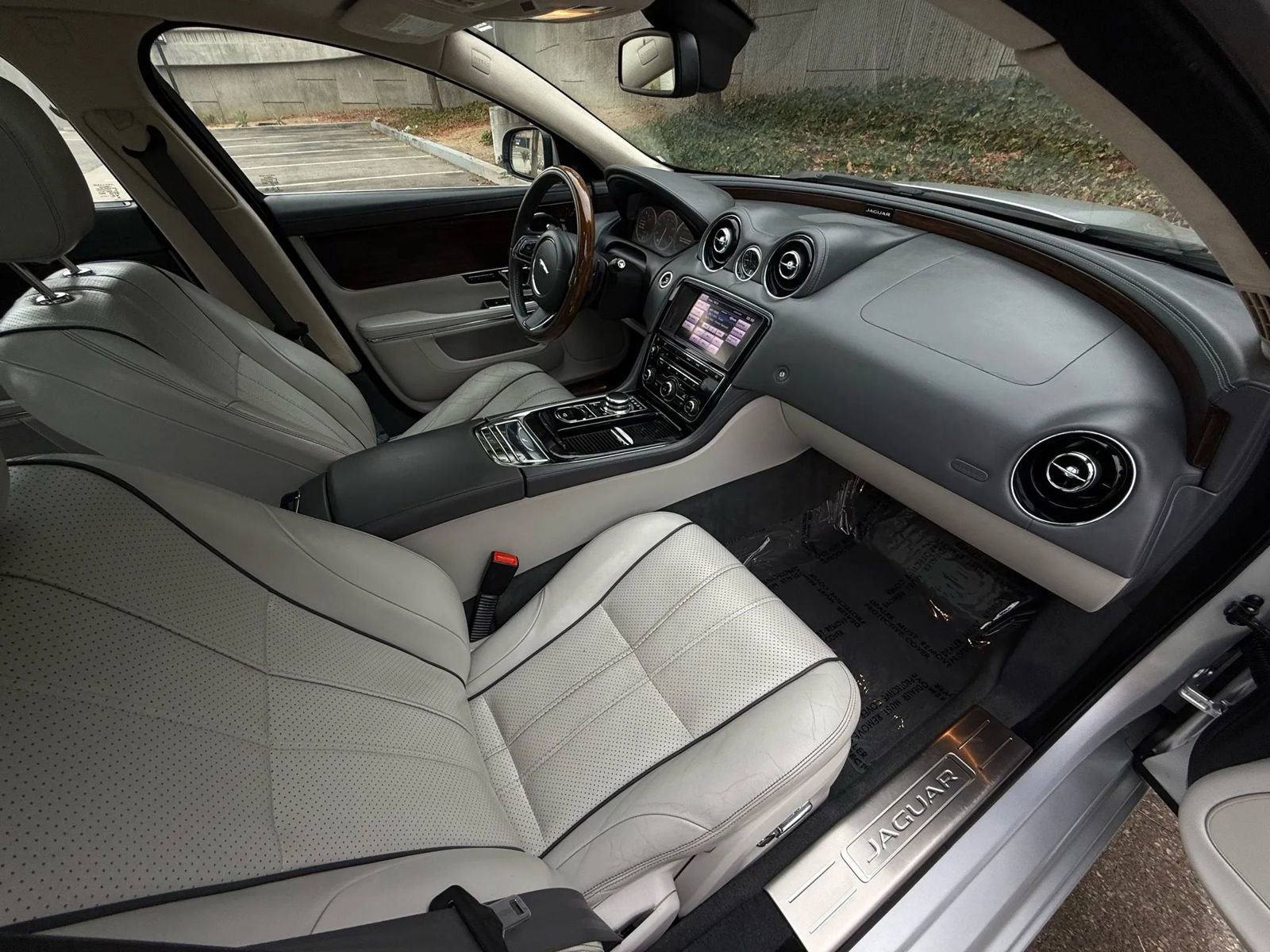 Used 2014 Jaguar XJ L Portfolio image 42