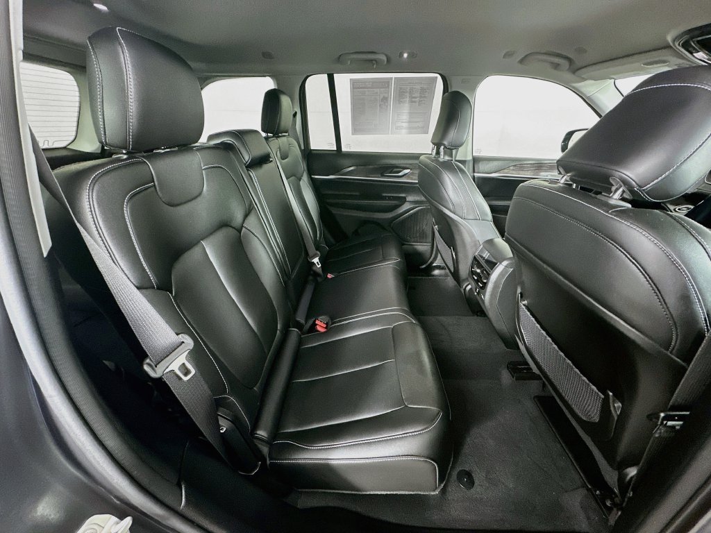 Certified 2024 Jeep Grand Cherokee Limited w/ Black Appearance Package AWD/4WD image 38