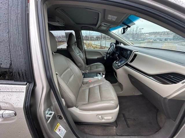 Used 2016 Toyota Sienna XLE image 28