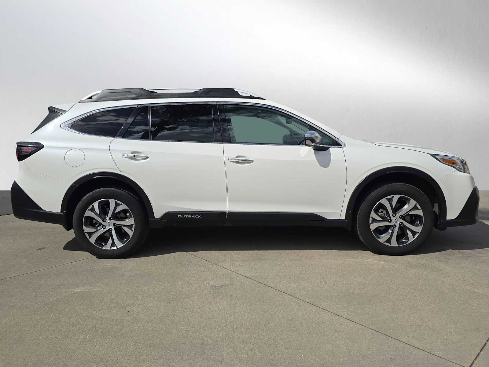 Used 2022 Subaru Outback Touring XT AWD/4WD image 2