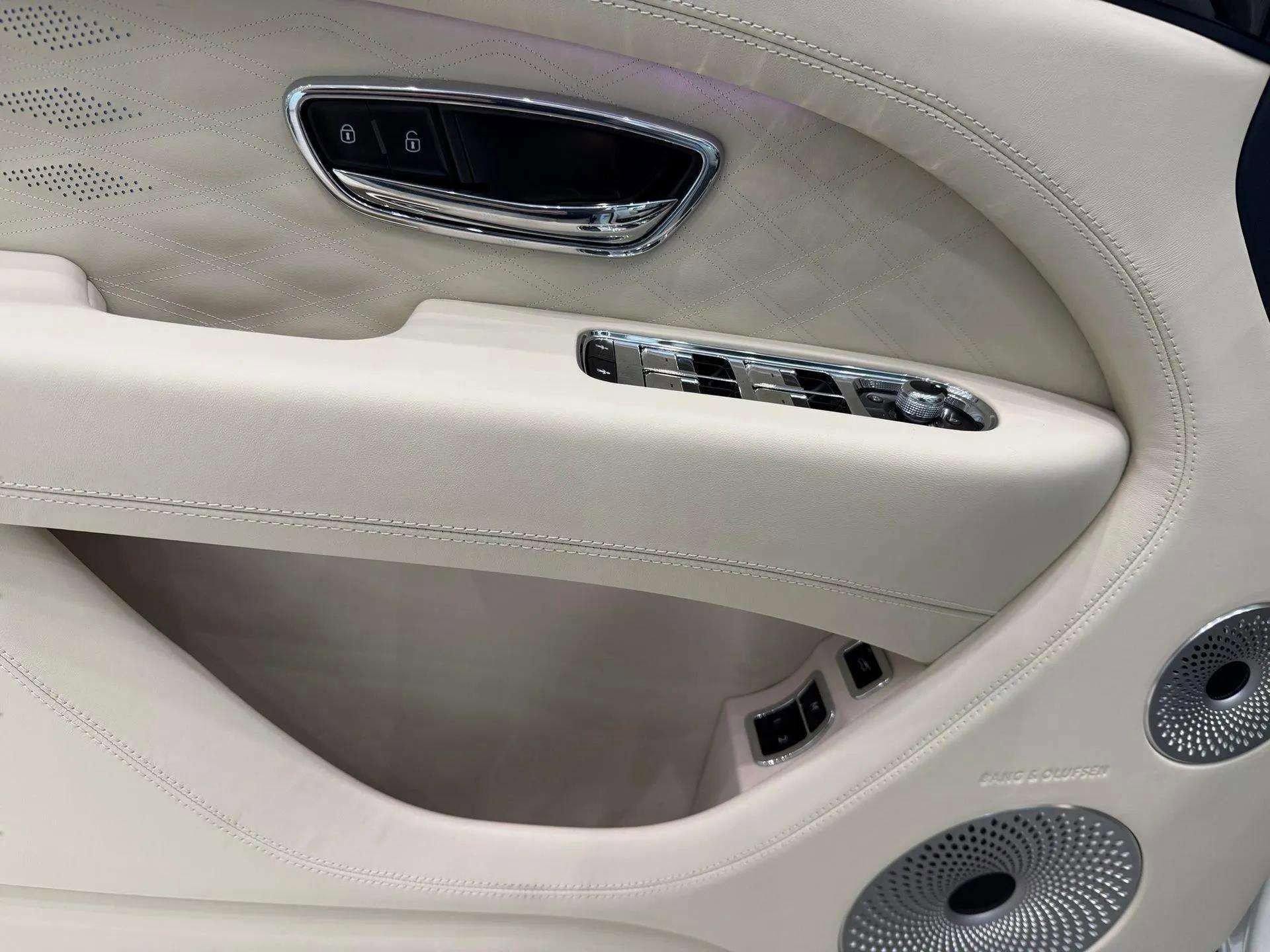 New 2025 Bentley Bentayga image 27