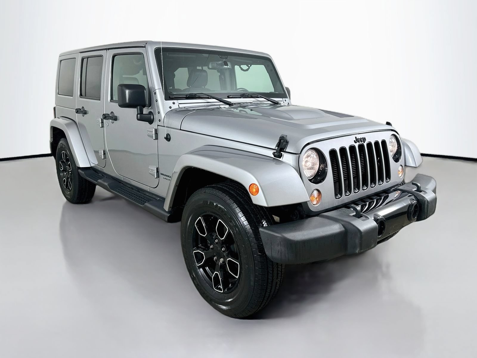 Used 2018 Jeep Wrangler Unlimited Sahara AWD/4WD image 3