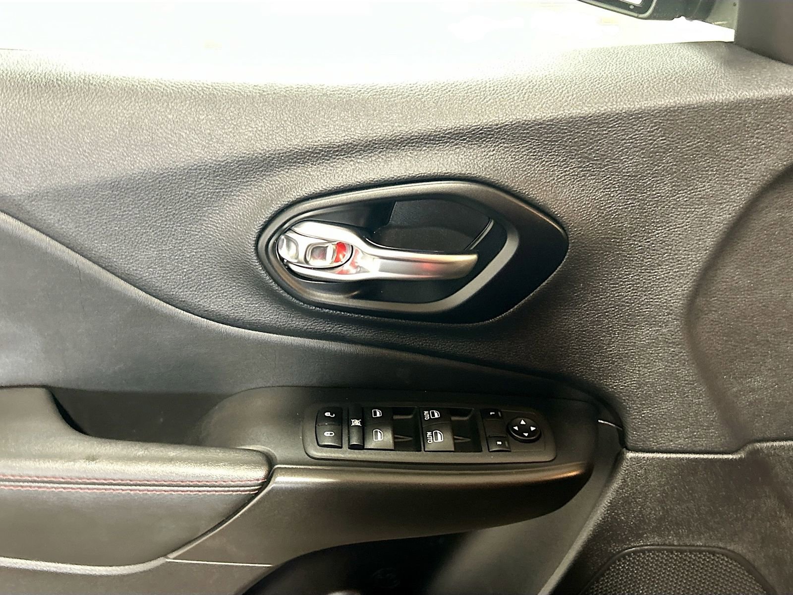 Used 2022 Jeep Cherokee Trailhawk w/ Comfort/Convenience Group image 17