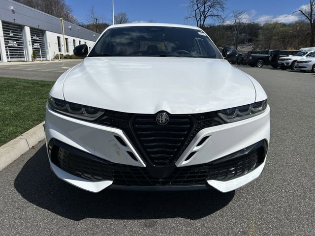 New 2026 Alfa Romeo Tonale w/ Black Premium Package image 3