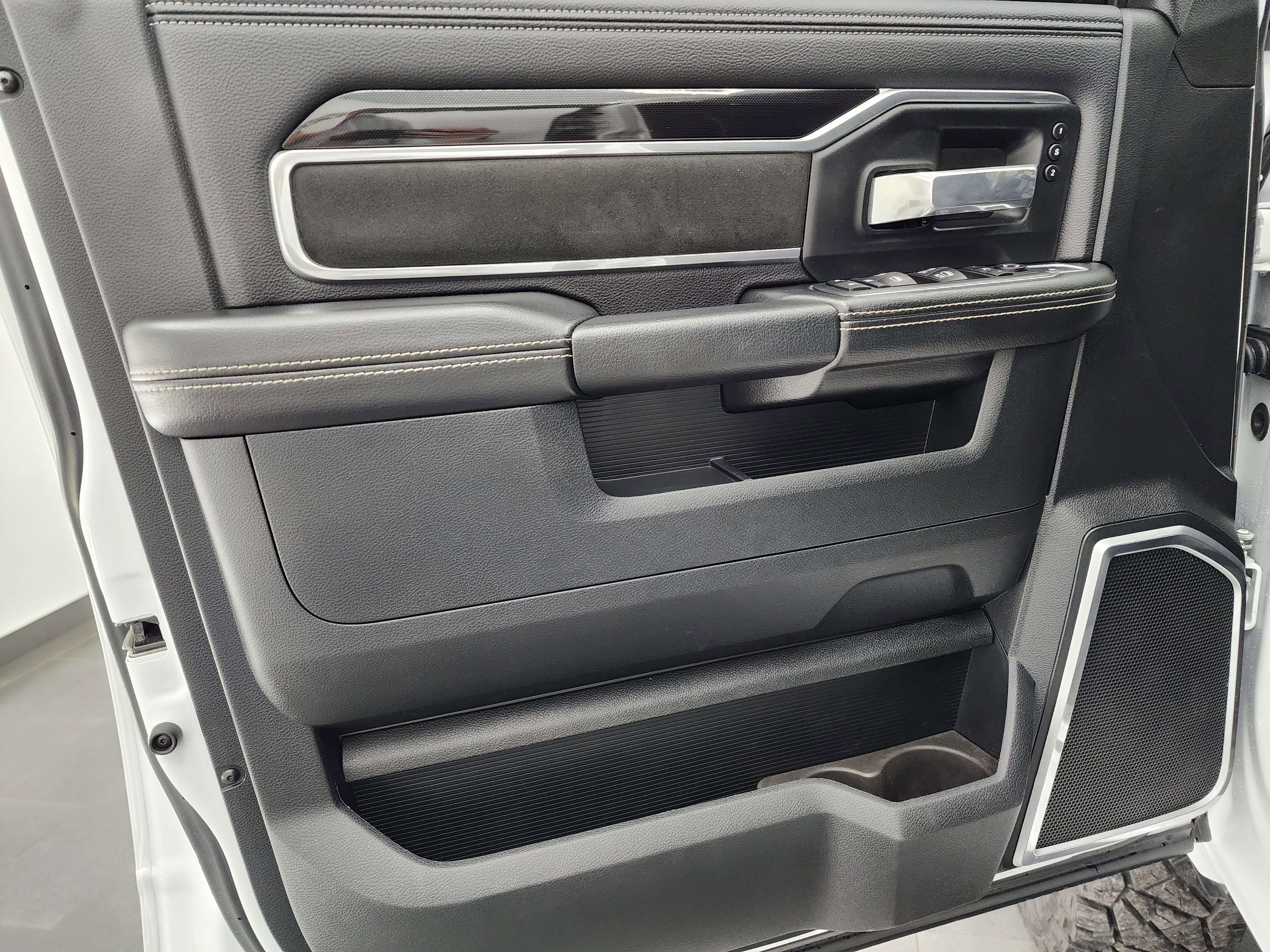 Used 2021 RAM 3500 Laramie w/ Night Edition image 44