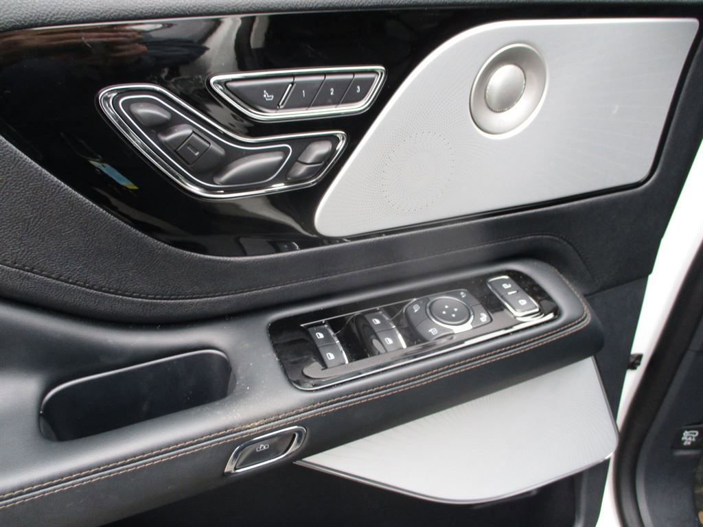 Used 2025 Lincoln Aviator Reserve w/ Equipment Group 201A image 7