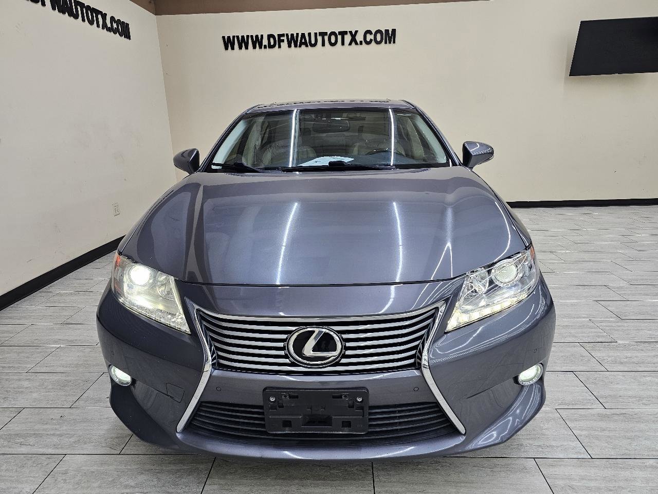 Used 2014 Lexus ES 350 w/ Luxury Package FWD image 3