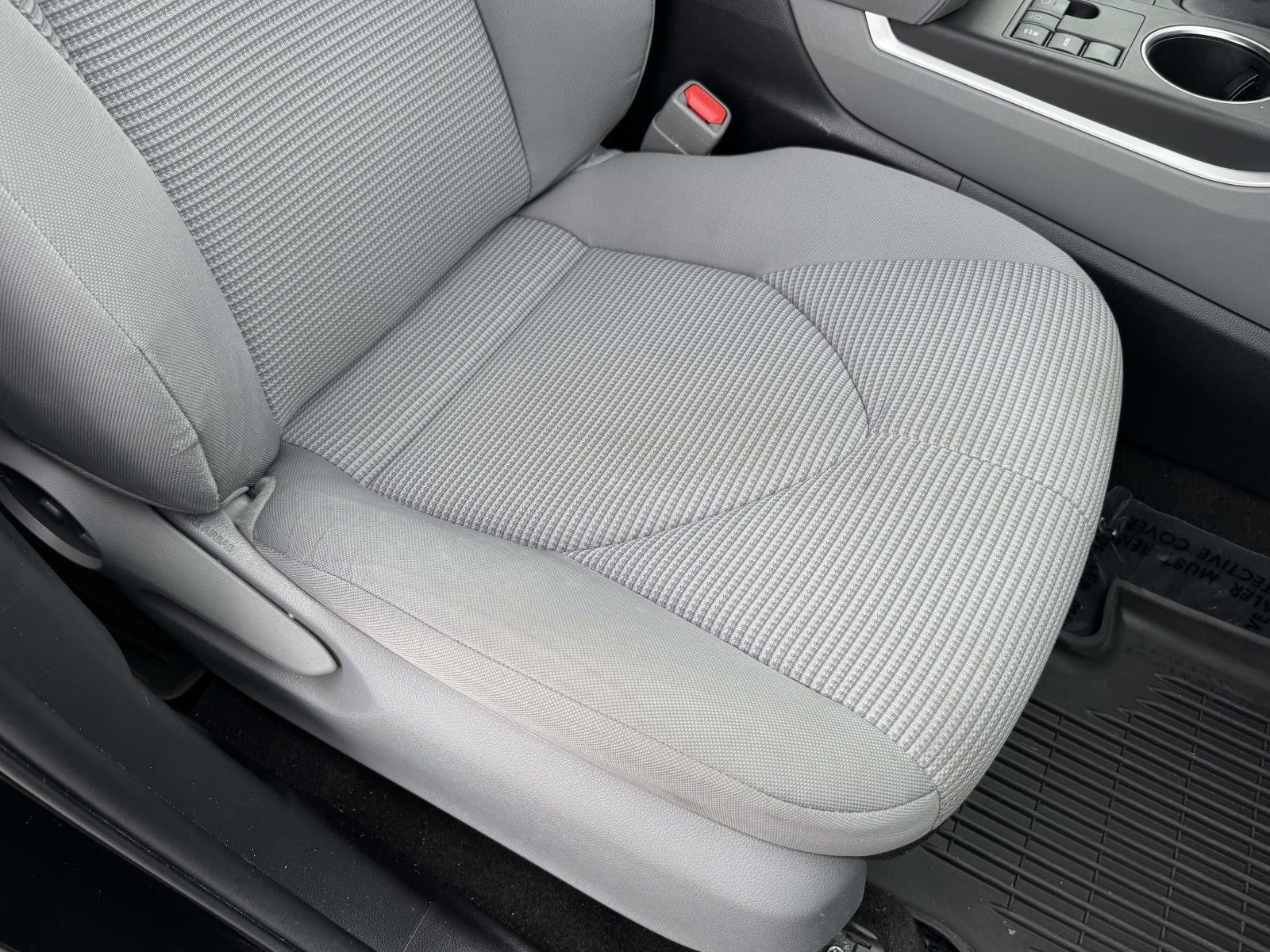 Used 2023 Toyota Highlander LE FWD image 7