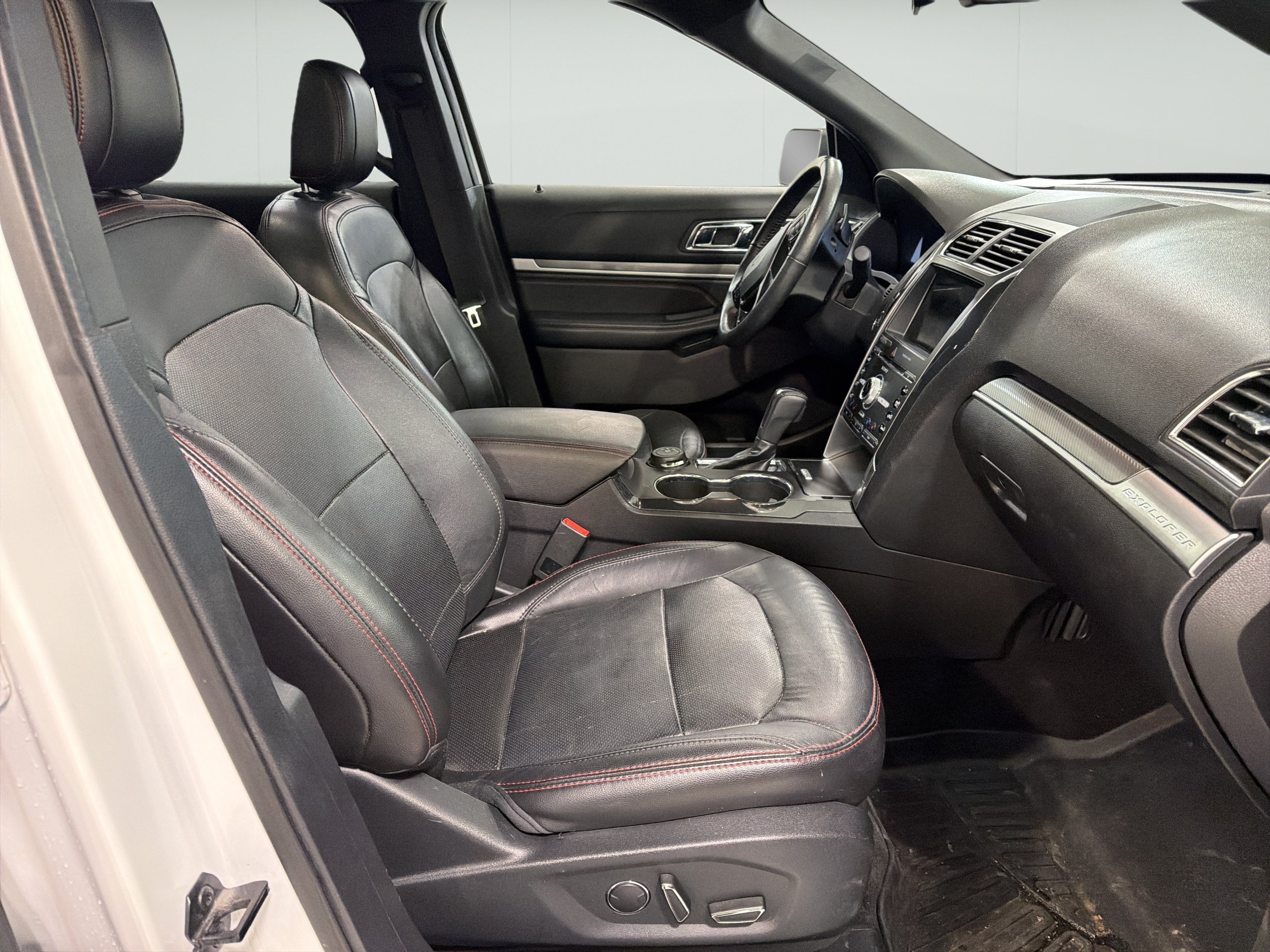 Used 2018 Ford Explorer Sport w/ Equipment Group 401A AWD/4WD image 13