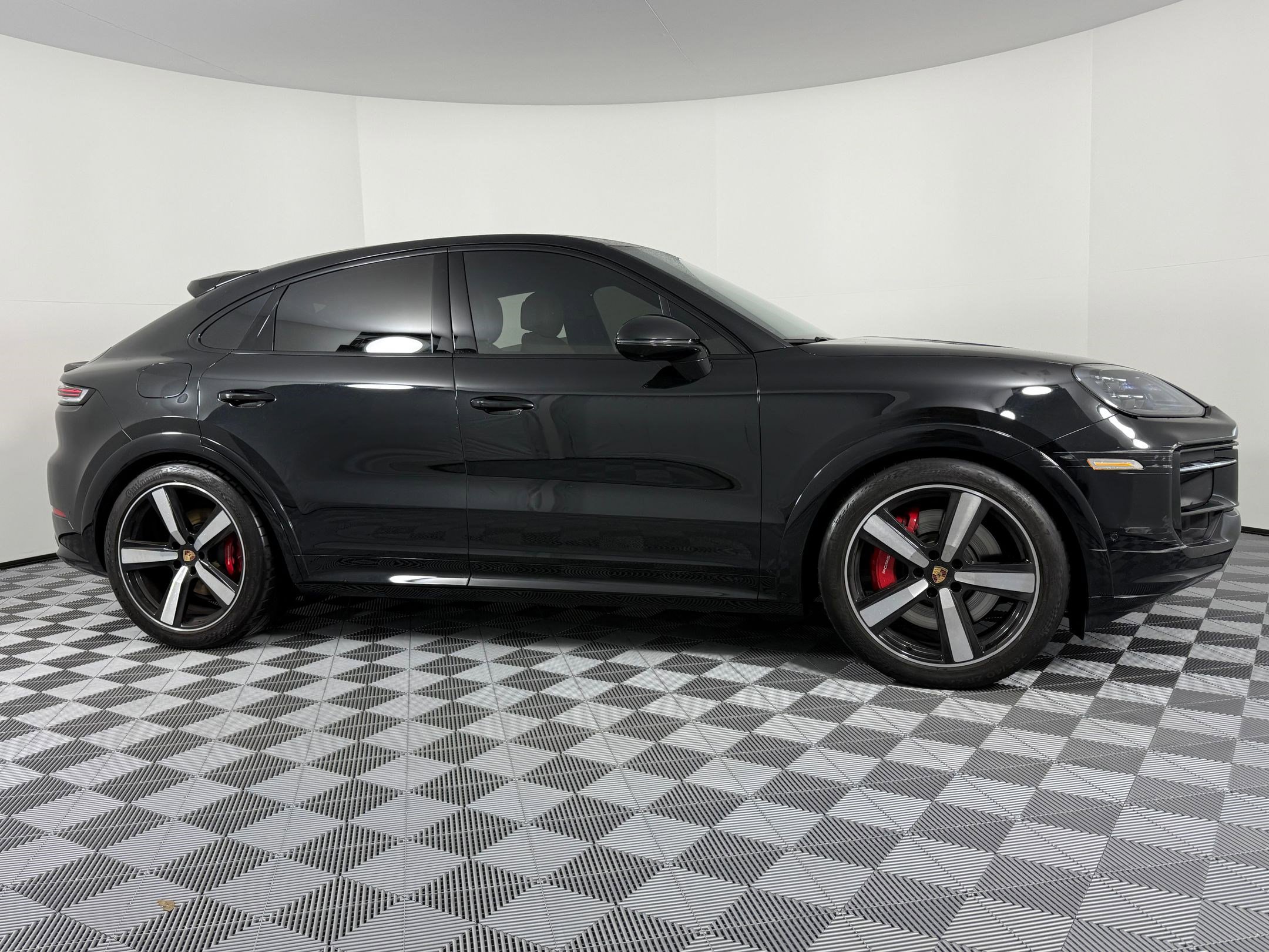 Used 2025 Porsche Cayenne GTS image 8
