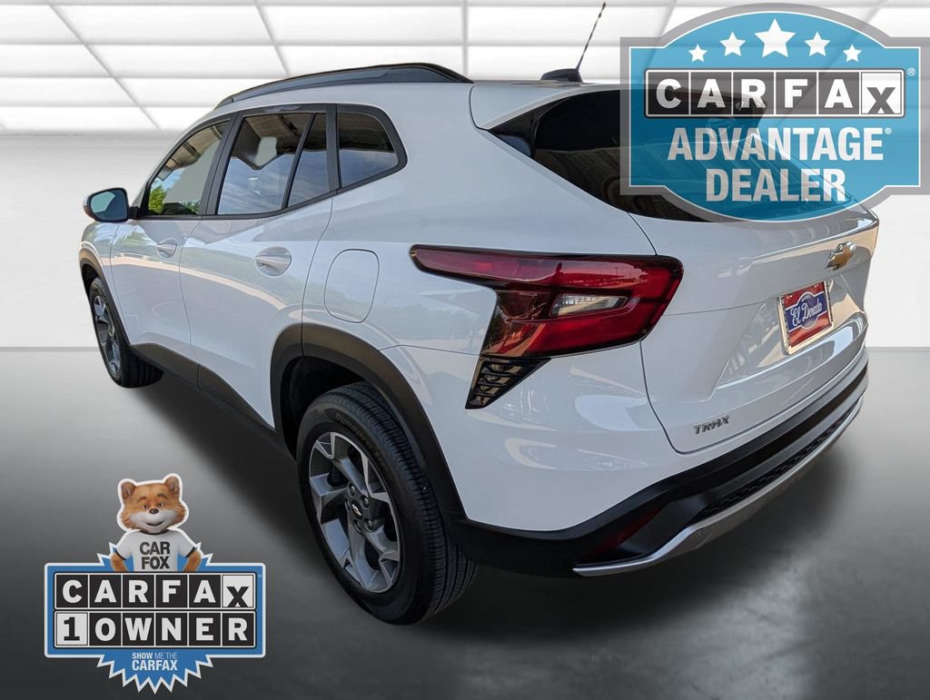 Certified 2025 Chevrolet Trax LT FWD image 2