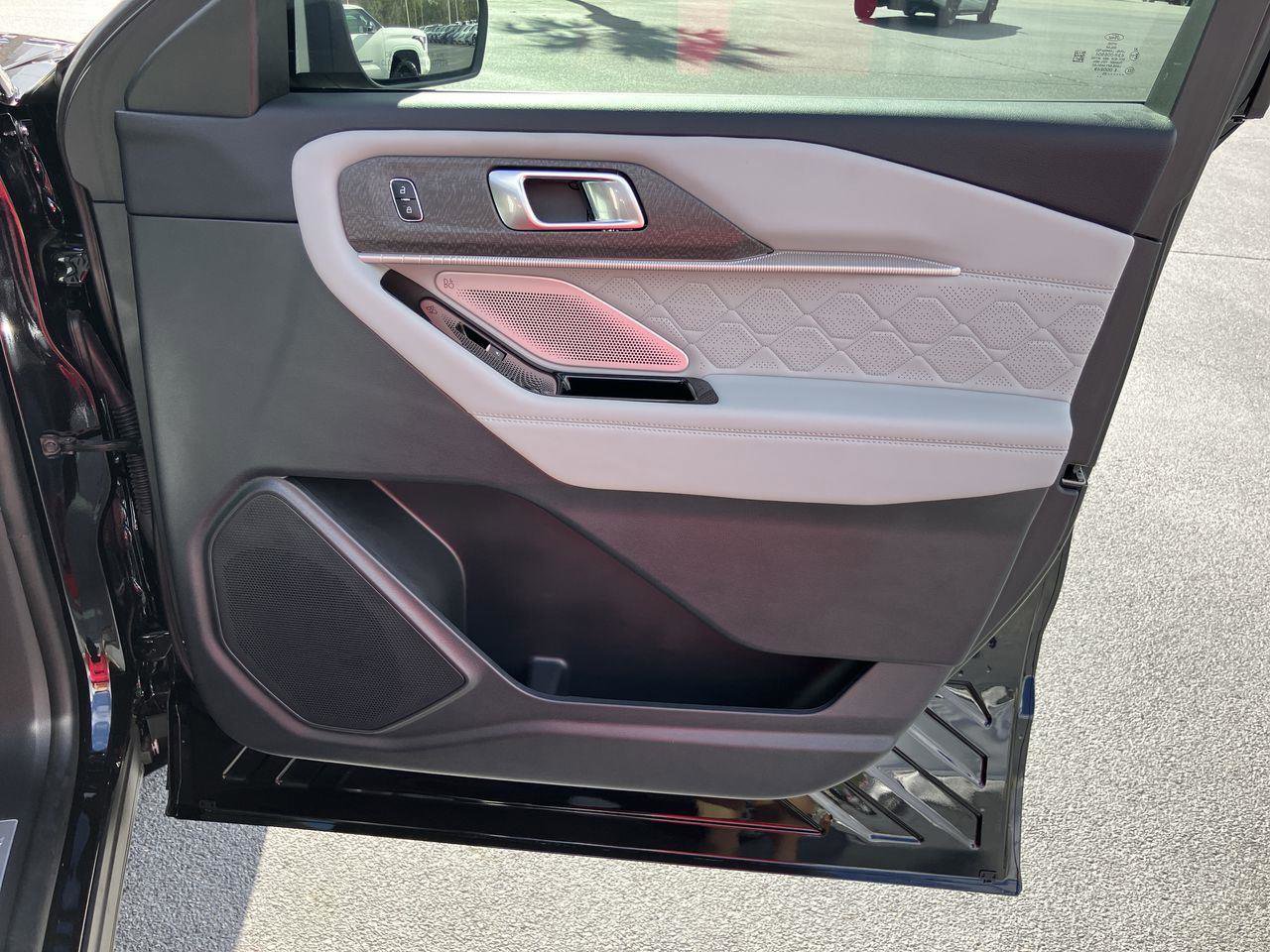 Used 2025 Ford Explorer Platinum w/ Ultimate Package image 40