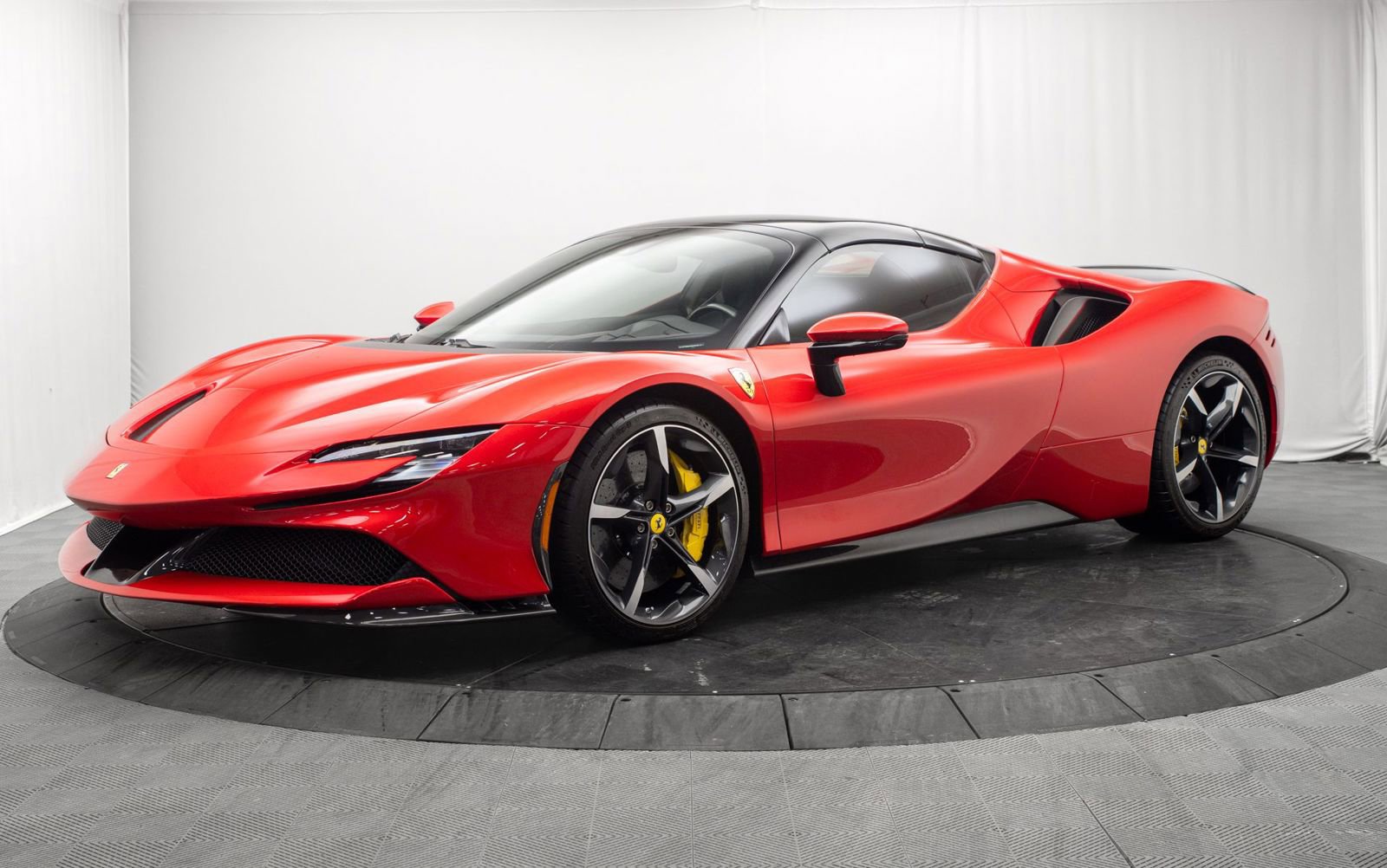 Used 2022 Ferrari SF90 Spider image 17